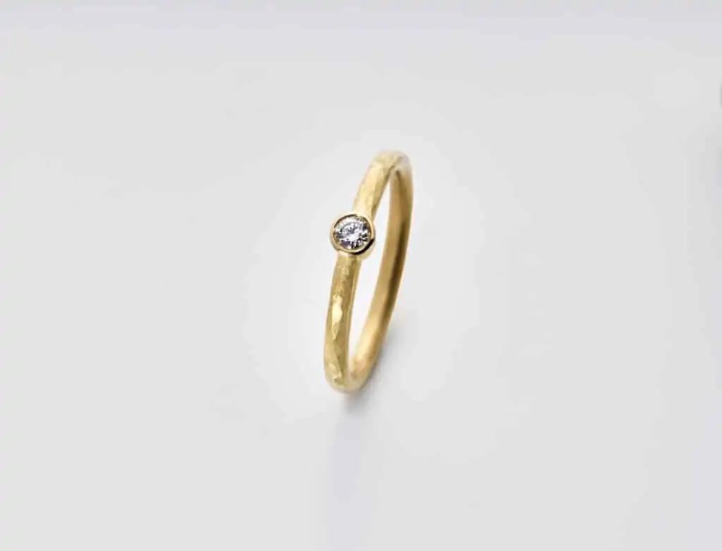 Verlobungsring_Gold_Diamant_geschmiedet