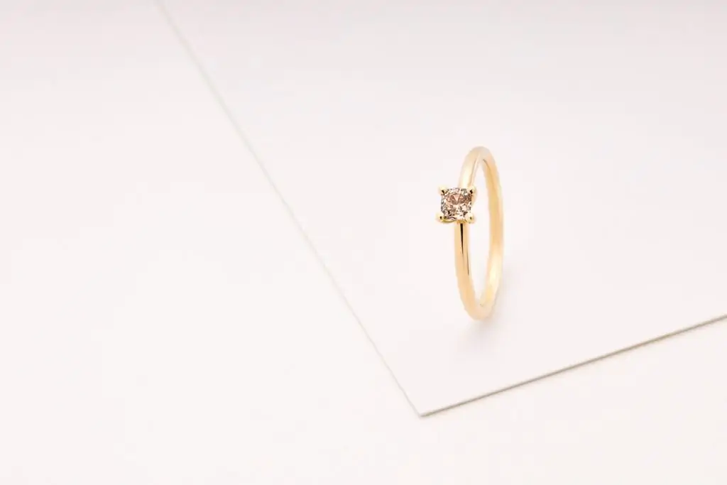 Verlobungsring_Gelbgold_braunerDiamant_Cushion1